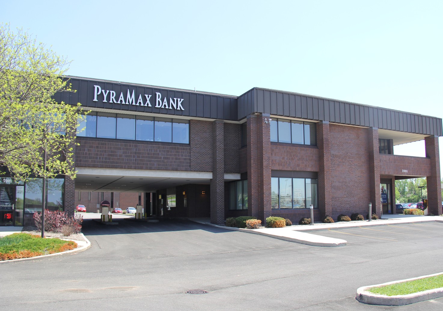 Greenfield, Wisconsin PyraMax Bank